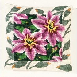 Coussin au demi point Margot Clématites encadrées