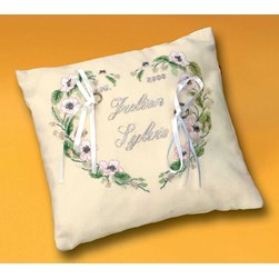 Coussin Broderie Mariage Aux 4 Points Du Monde Coussin cœur de fraises