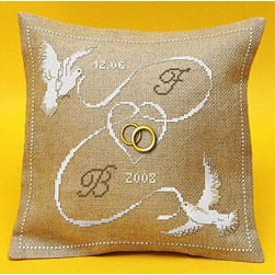 Coussin Broderie Mariage Aux 4 Points Du Monde Coussin de mariage colombes et ruban