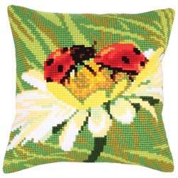 Coussin point de croix Collection d'art Duo de coccinelles sur la camomille