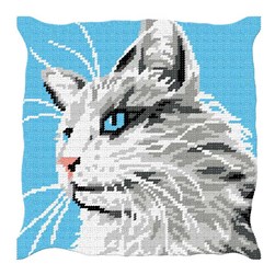 Coussin au demi point Luc Création Le chat au regard bleu turquoise