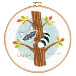 Broderie naissance Vervaco Raton à laveur derrière l'arbre