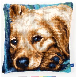 Coussin point de croix Vervaco Labrador sur le canapé