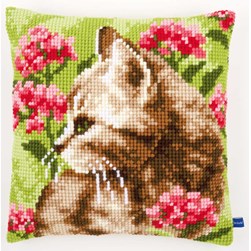 Coussin point de croix Vervaco Chaton au sein des roses