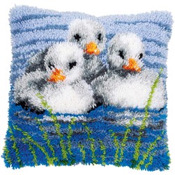 Coussins Point Noue Vervaco Trio de canetons sur la mare