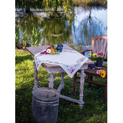 kit Nappe - Broderie Point de Croix compté Vervaco Les fleurs et les papillons