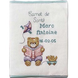 Kit Protège carnet santé à broder Princesse Un moment de détente pour un ourson