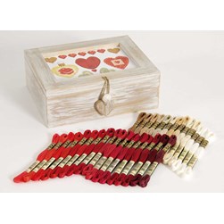 Boites à Couture en bois DMC Coffret en bois blanc livré avec 30 échevettes